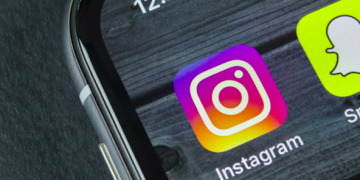 How to use Instagram's dark mode on iOS and Android